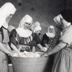 Siostry podczas prania