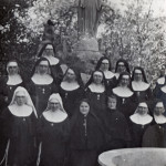 Siostry przy figurze Matki Bożej w klauzurowym ogrodzie, lata 50-te.